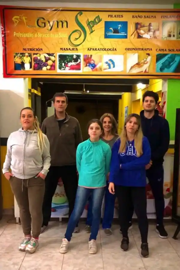 ACTORES. Valentina, Martina y Micaela, adelante; Iván, Helen y Nicolás, atrás.  