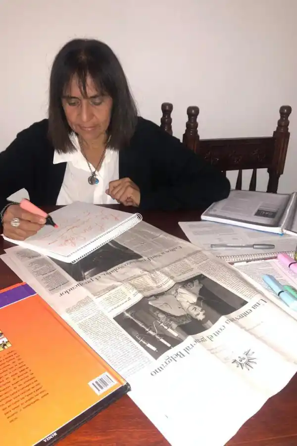  CON LA GACETA. María Inés Olivera busca informacion para el editorial.