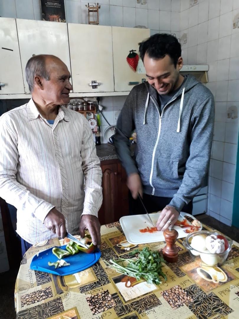 EN COLABORACIÓN. Nelson Jerez (izquierda) ayuda a su hijo Guillermo en la cocina. 