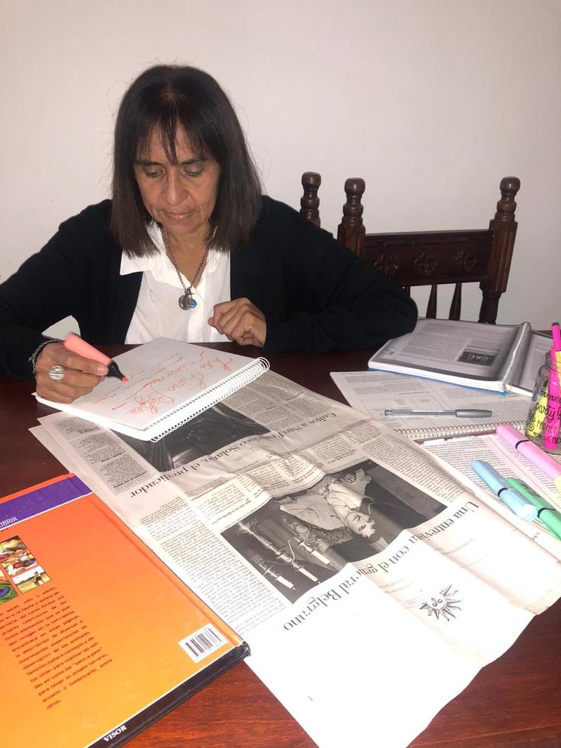  CON LA GACETA. María Inés Olivera busca informacion para el editorial.