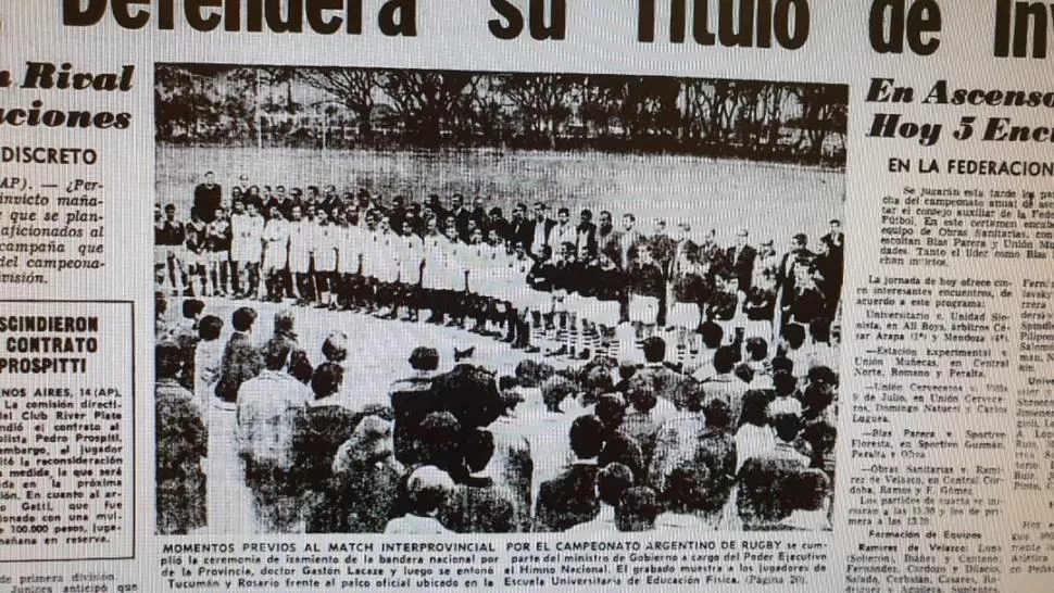 LA PREVIA. Los seleccionados de Rosario y Tucumán, formados para entonar el Himno nacional antes de jugar la semifinal en la cancha del Departamento de Educación Física. 