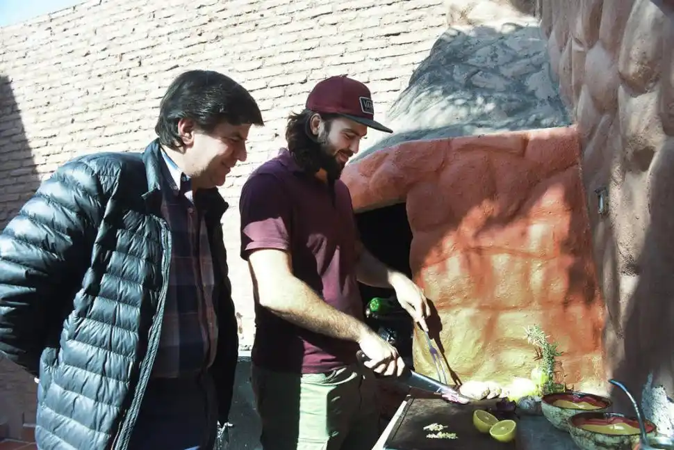 PARRILLA. Martín Zalduendo observa la pericia de su hijo Gastón.