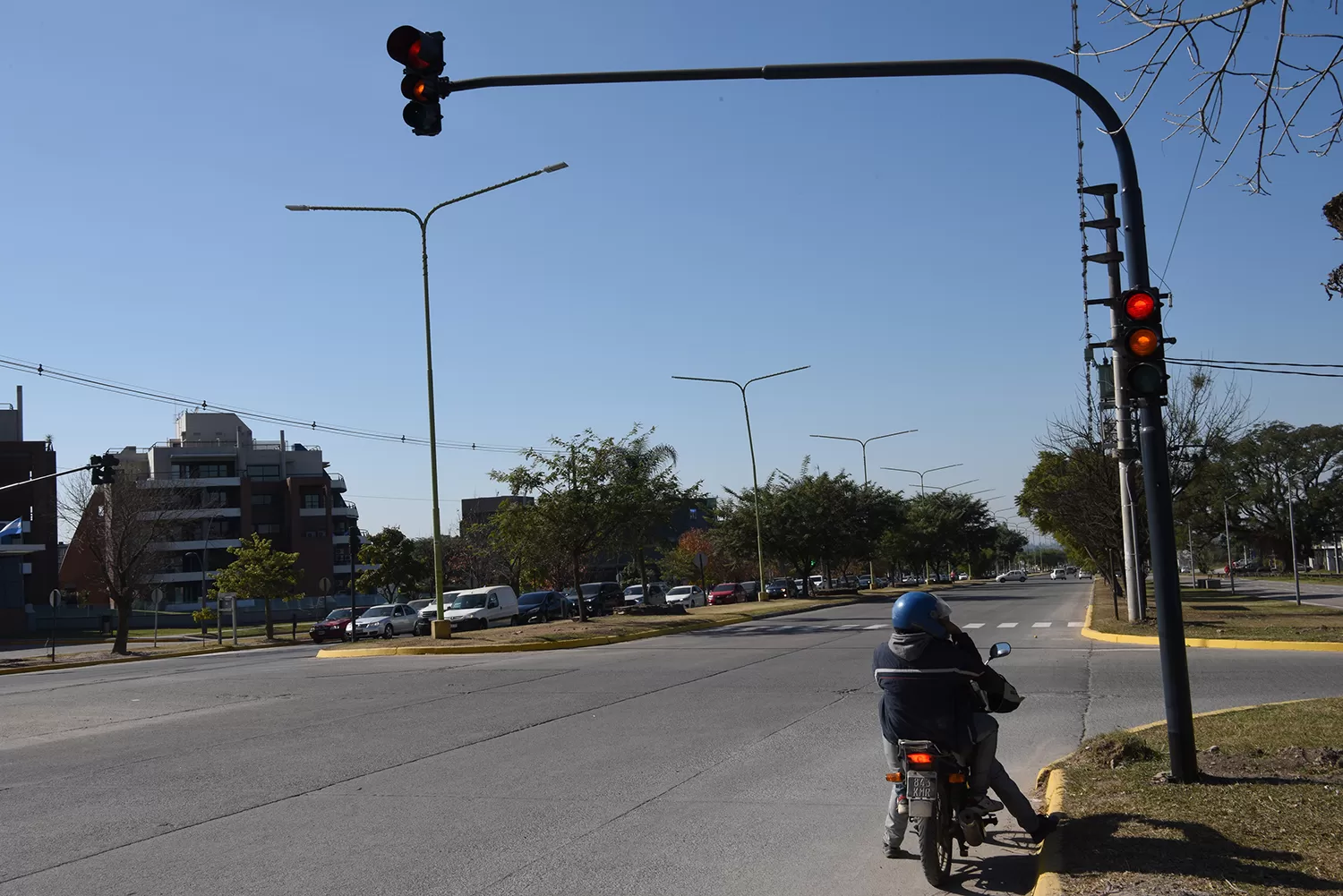 NUEVOS SEMÁFOROS. Están instalados en el cruce de avenida Perón y Moreno.