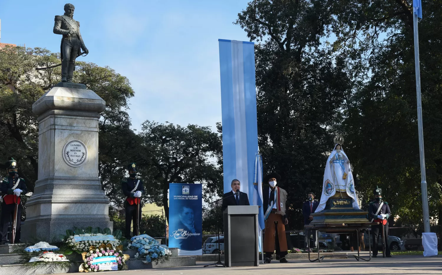 ACTO SIN VECINOS. Alfaro encabezó la ceremonia en la plaza Belgrano. Foto: Prensa SMT