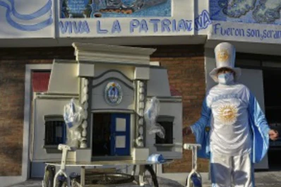 Bautizado por Maradona, el hombre bandera recorrió las calles de su ciudad vestido de celeste y blanco