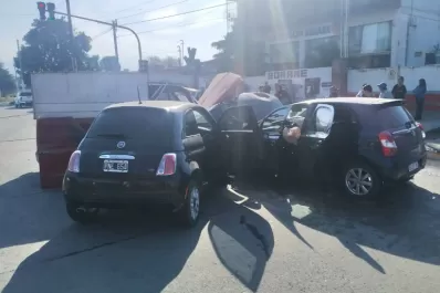 Choque múltiple entre dos autos y una camioneta en Francisco de Aguirre y Alberti