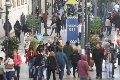 La reclasificación de casos, el Día del Amigo y el turismo interno