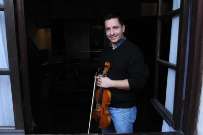 Sacó su violín en un café y sorprendió a los tucumanos con Strauss, Mozart y Ravel