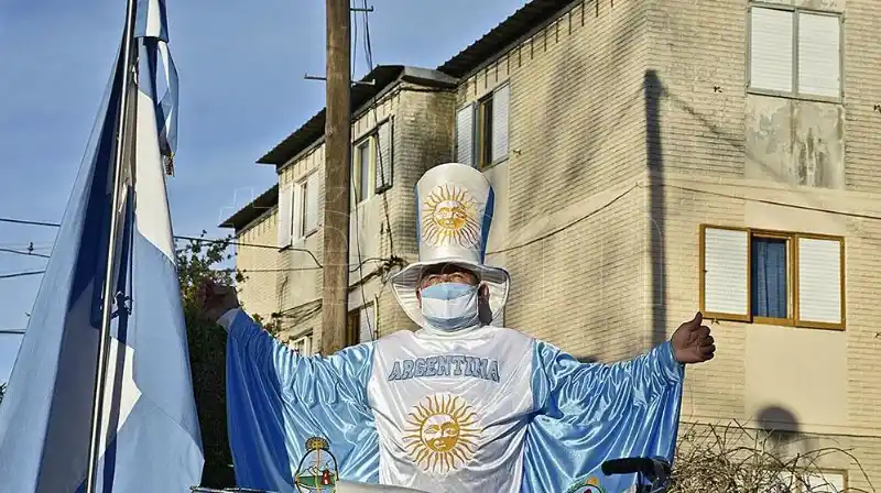 Bautizado por Maradona, el hombre bandera recorrió las calles de su ciudad vestido de celeste y blanco