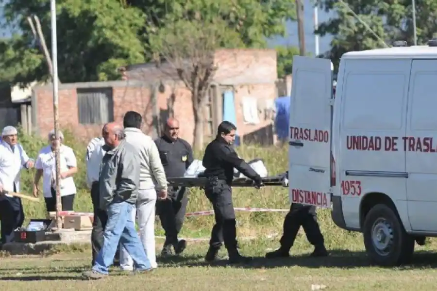 UN DURO TRABAJO. Los bomberos de la Unidad Regional Sur retiran el cuerpo de Cecilia Brito del lugar donde había sido arrojado el 12 de junio de 2011. Los autores fueron detenidos un año después. la gaceta / fotos de jorge osvaldo ripoll