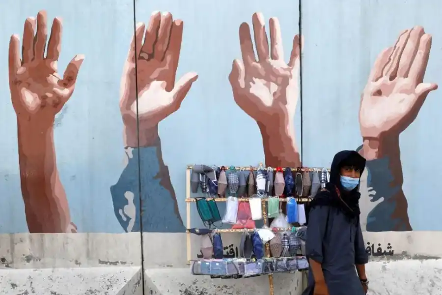 A LA VENTA. Los barbijos se han convertido en parte del atuendo común en las calles de Kabul, capital de Afganistán.  