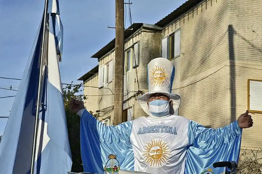 Bautizado por Maradona, el hombre bandera recorrió las calles de su ciudad vestido de celeste y blanco