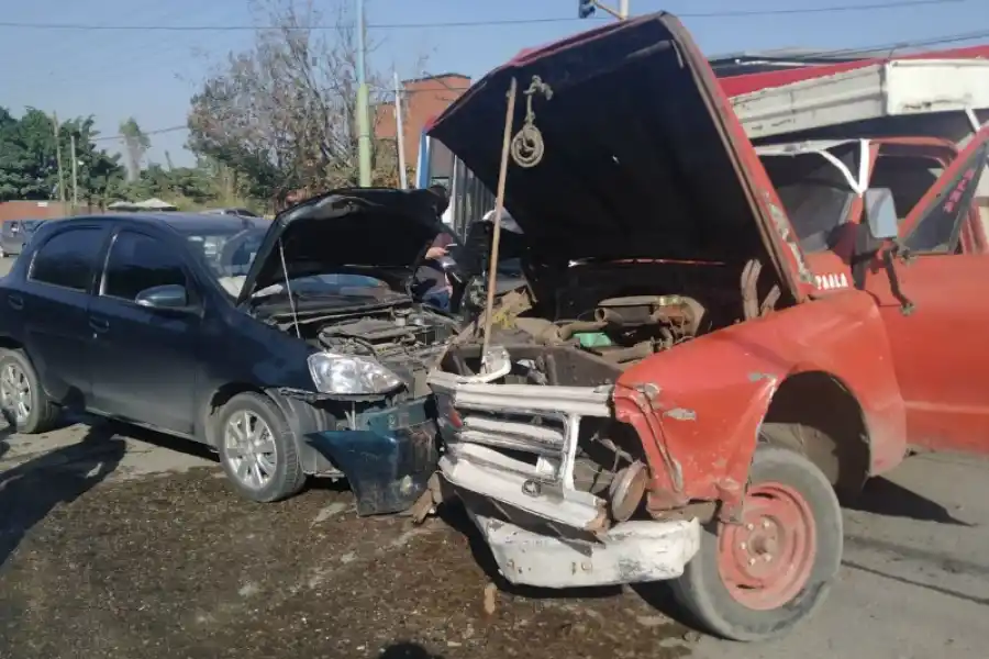 Choque múltiple entre dos autos y una camioneta en Francisco de Aguirre y Alberti