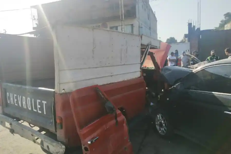 Choque múltiple entre dos autos y una camioneta en Francisco de Aguirre y Alberti
