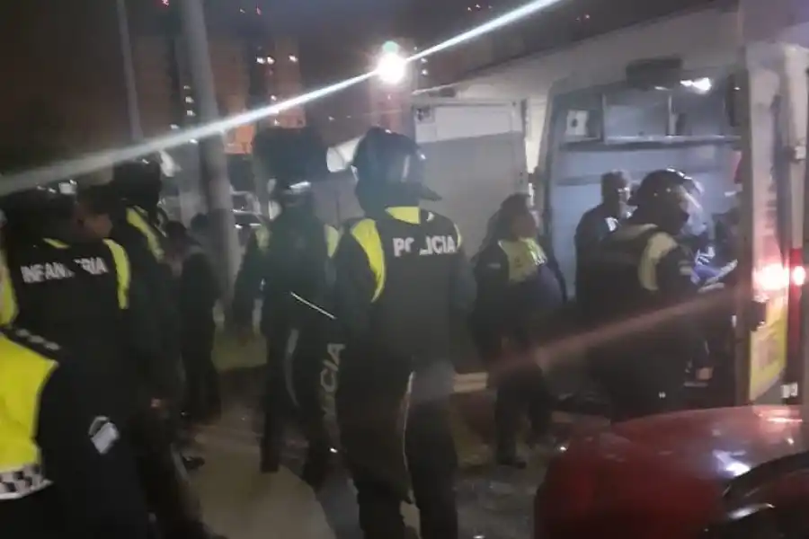 Una enfermera y dos choferes de ambulancia participaban de una fiesta: 17 aprehendidos