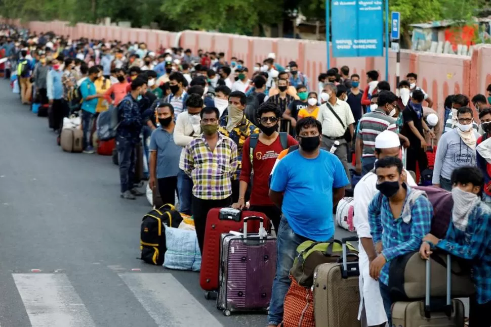 REGRESO. Trabajadores temporarios regresan a sus casas desde Bengala Occidental, en la India.  