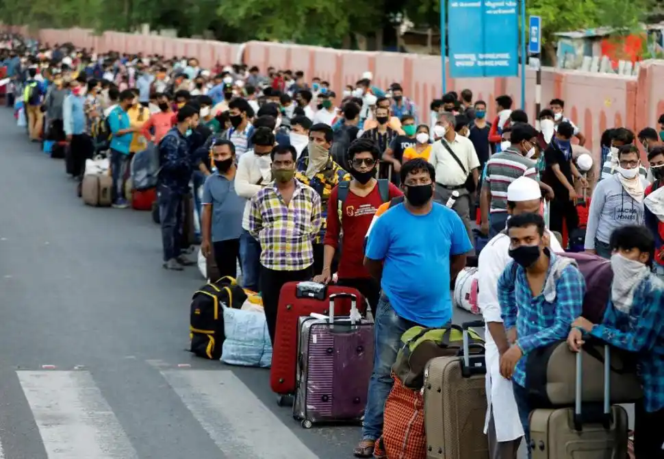 REGRESO. Trabajadores temporarios regresan a sus casas desde Bengala Occidental, en la India.  
