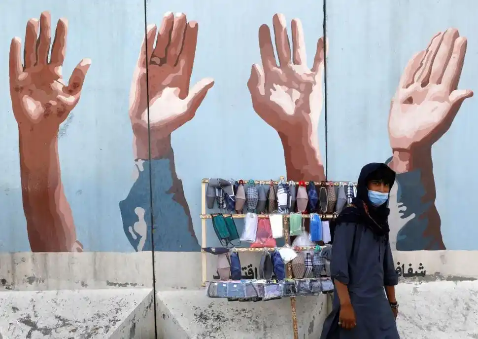 A LA VENTA. Los barbijos se han convertido en parte del atuendo común en las calles de Kabul, capital de Afganistán.  