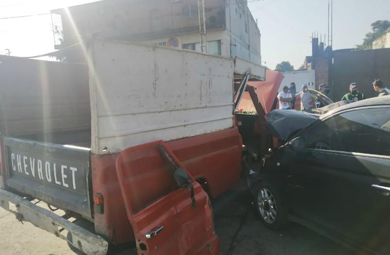 Choque múltiple entre dos autos y una camioneta en Francisco de Aguirre y Alberti