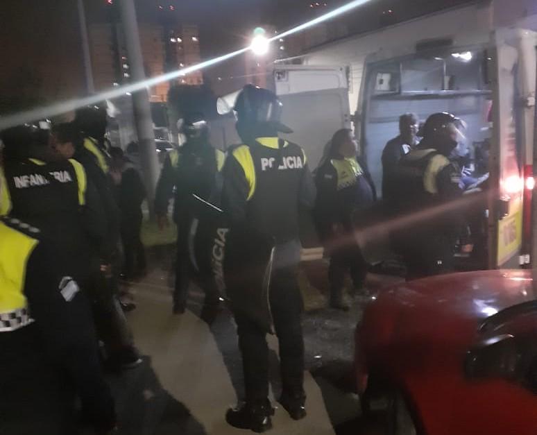Una enfermera y dos choferes de ambulancia participaban de una fiesta: 17 aprehendidos