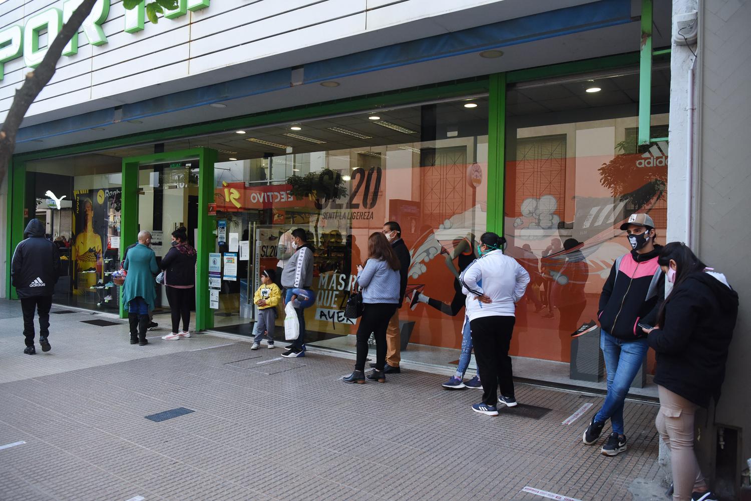 Invadieron el centro para comprar regalos por el Día del Padre en cuarentena