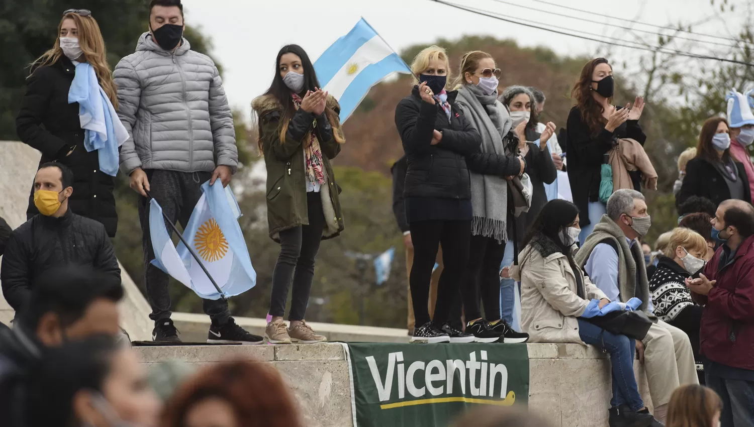 SIN DISTANCIAMIENTO. En Rosario, como en muchas ciudades del país, miles de argentinos salieron a las calles para protestar contra el gobierno de Fernández.