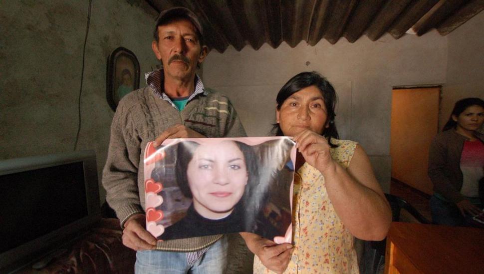 INCANSABLES. Paulino Osmar Brito y Elvira Rosa Graneros posaron con una foto de su hija Cecilia para exigir que se hiciera justicia. 