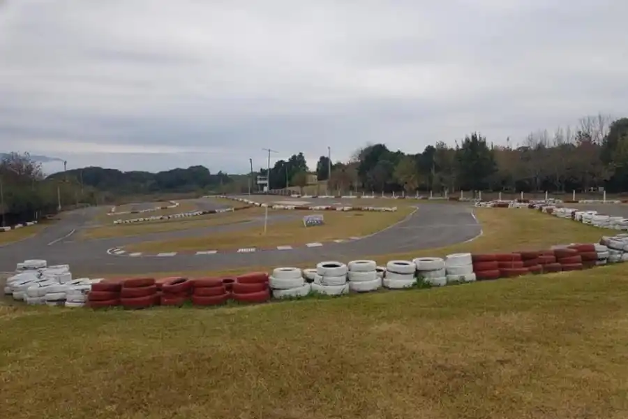 VELOCIDAD. En El Timbó se hicieron trabajos de pintura y mejoras en boxes, pista e instalación eléctrica.  