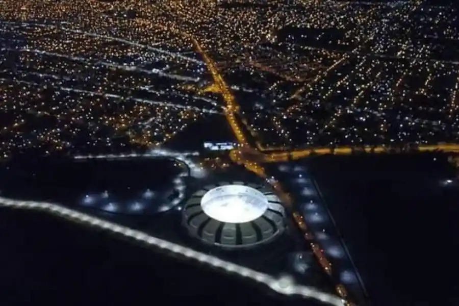 PUNTO DE ATRACCIÓN. El estadio de Santiago, una maravilla a orillas del río Dulce.