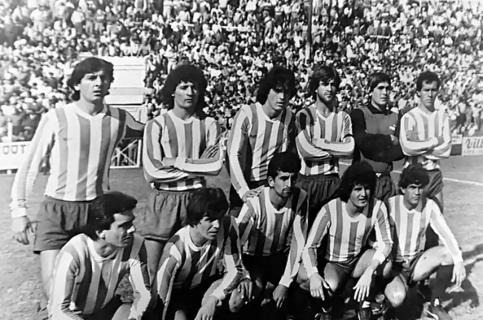 HÉROES. Miguel Acuña, Rafael Medina, Alpidio Elizeche, Walter Villafañe, Juan Ibáñez y Rolando Nieva. Abajo, Jorge Orlando López, Jorge Fanjul, Daniel González, Jorge Raimundo y Luis Ruiz.