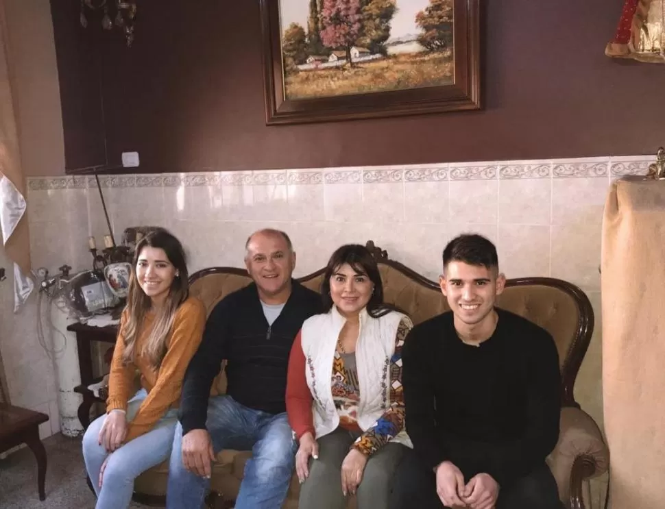 EN FAMILIA. Walter Villafañe con su esposa, Claudia Albornoz, y sus hijos Victoria y Leandro. 