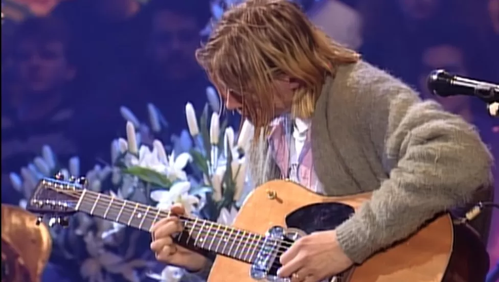 CÉLEBRES ACORDES. La guitarra con la cual Cobain versionó el tema de David Bowie The man who sold de world para el disco de Nirvana MTV Unplugged se convirtió en la más cara de la historia al venderse en una subasta por U$S 6 illones.