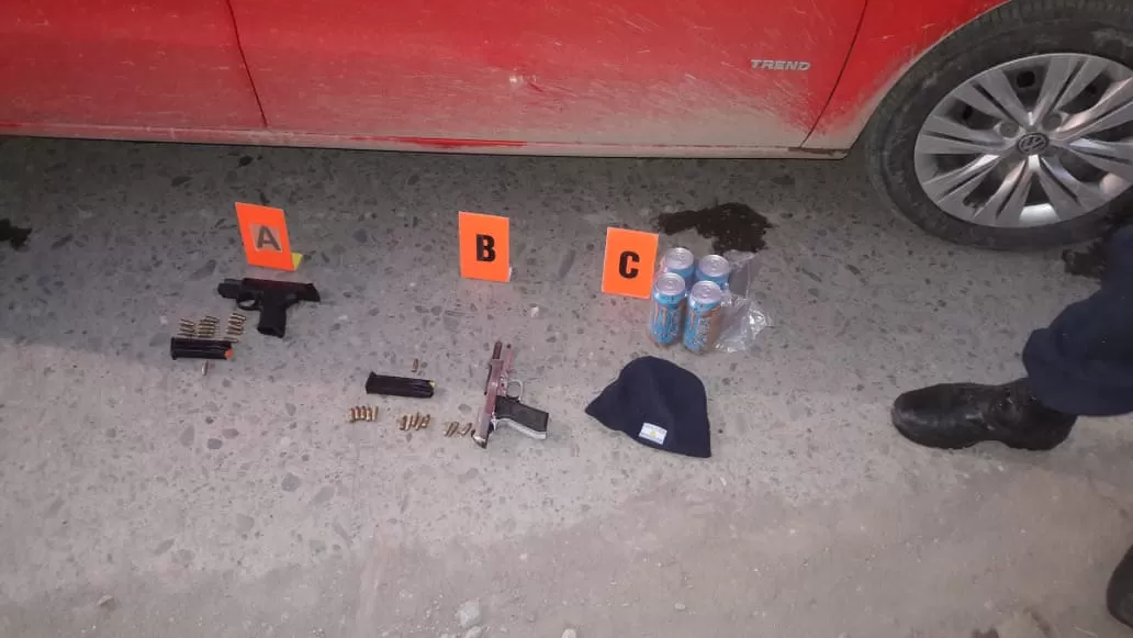 EL SECUESTRO. Armas, municiones y bebidas energizantes, junto al automóvil. Foto: Ministerio de Seguridad