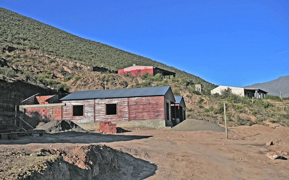LADRILLOS Y “MONTAÑAS” DE CEMENTO. Unas casas en construcción en el cerro El Pelao con el aspecto que presentaban el jueves 18 de junio de 2020.