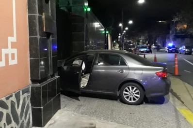 Estrellaron un auto contra la Embajada China en Buenos Aires