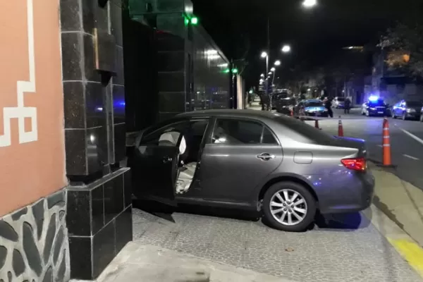 Estrellaron un auto contra la Embajada China en Buenos Aires
