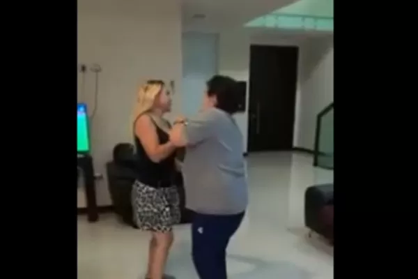 El video viral donde Diego Maradona se baja los pantalones