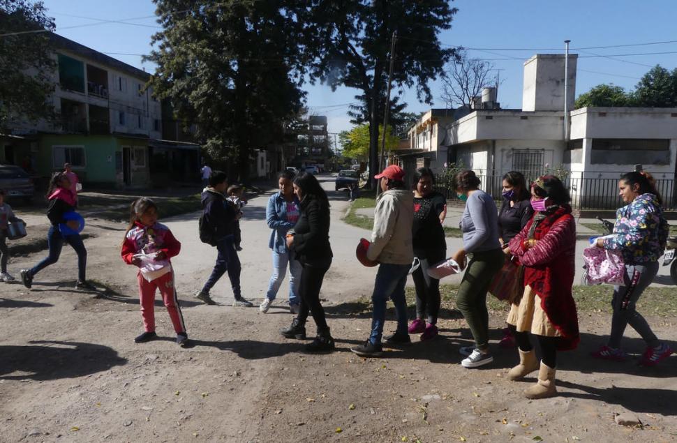 POR UN PLATO DE COMIDA. Unas 500 personas se ven benefiadas por la iniciativa que unió a los dos clubes de fútbol de la ciudad, y a uno de rugby. 