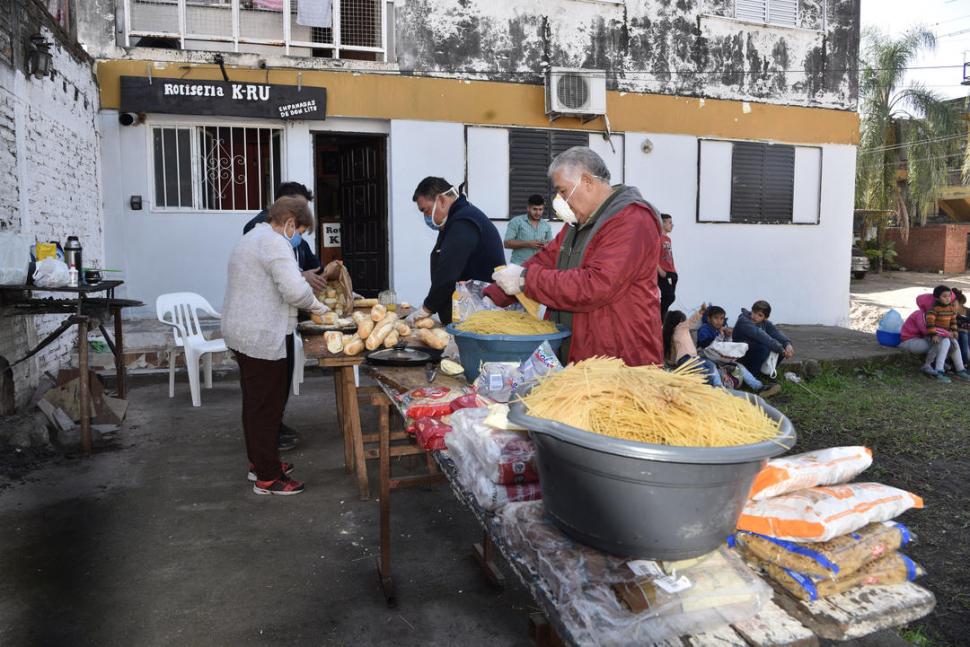 APORTES. Los productos para cocinar dos días a la semana son enviados por comerciantes, funcionarios y concejales.