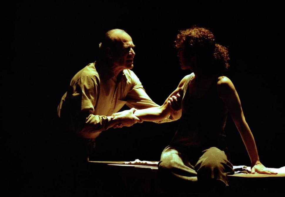 TEATRO ALBERDI. Juan Tríbulo y Beatriz Lábatte en el escenario.  