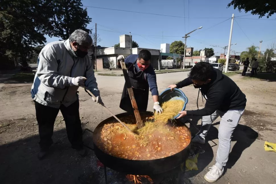 POR UN PLATO DE COMIDA. Unas 500 personas se ven benefiadas por la iniciativa que unió a los dos clubes de fútbol de la ciudad, y a uno de rugby. 