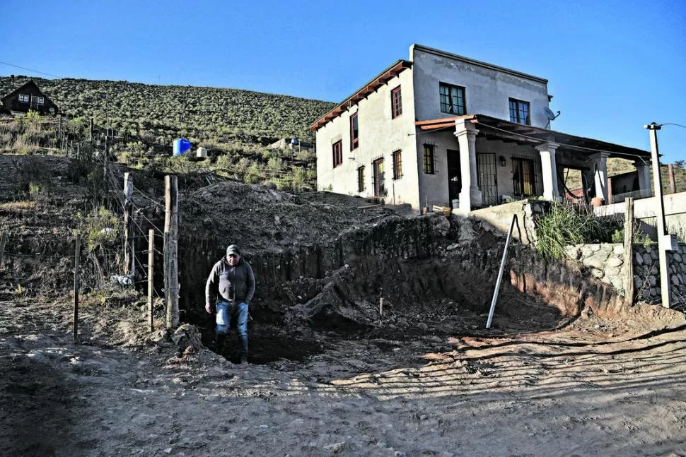 MURO DE CONTENCIÓN EN DESARROLLO. Un obrero excava en El Pelao. 