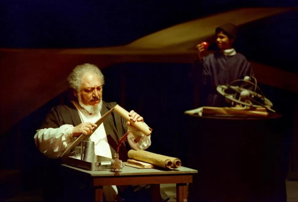 CARLOS OLIVERA. Escena de “Galileo Galilei”, por el Teatro Estable. 