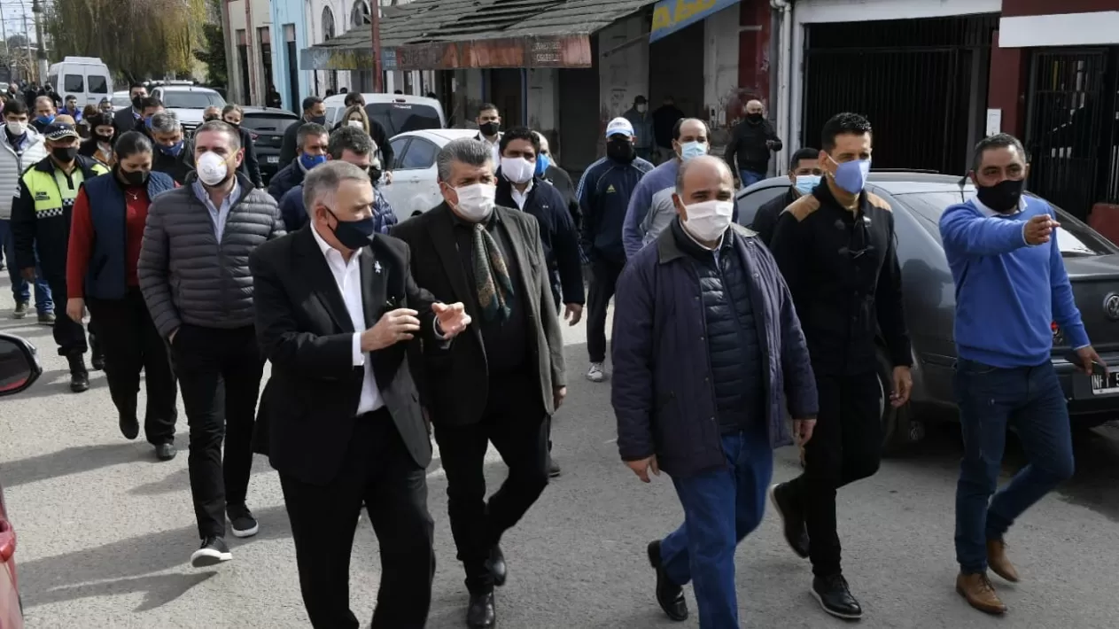 JUNTOS. Manzur camina junto a Jaldo en Acheral. Foto: Prensa Legislatura