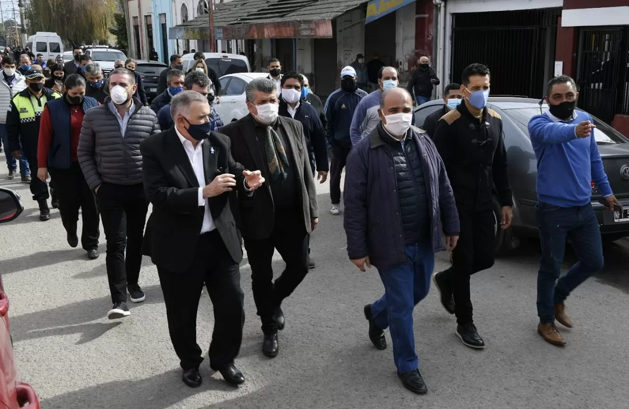 JUNTOS. Manzur camina junto a Jaldo en Acheral. Foto: Prensa Legislatura