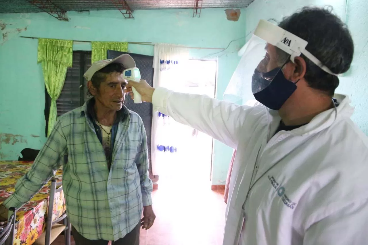 El personal sanitario le toma la temperatura a un vecino de La Costanera. FOTO DE PRENSA DEL MINISTERIO DE SALUD