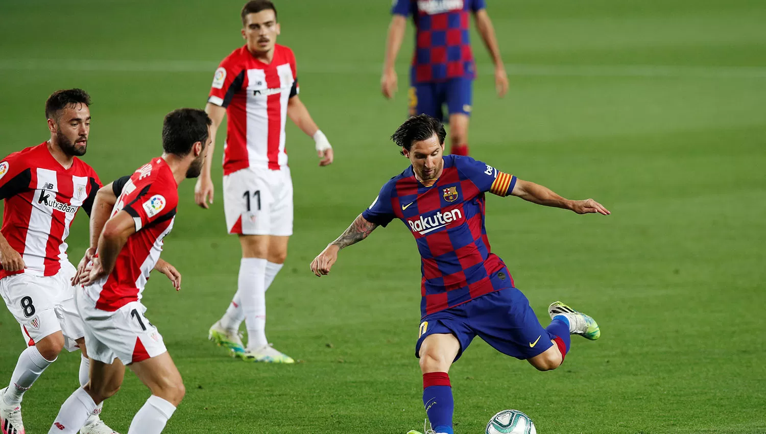 Messi dispra desde fuera del área. Al Barca le cuesta perforar la defensa bilbaina. (Reuters)