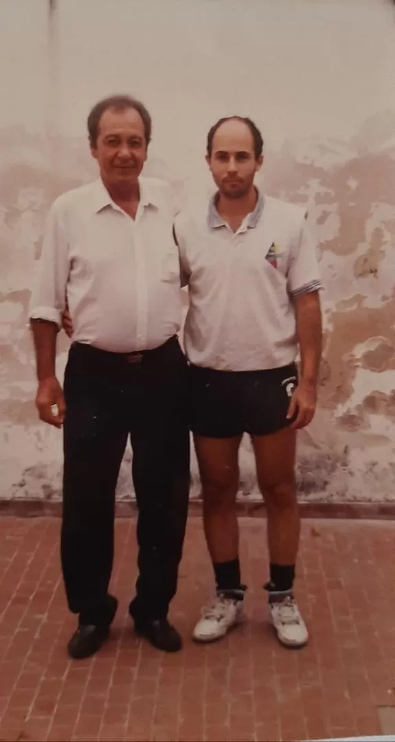 RECUERDOS. Guillermo César Reynoso y su hijo, en una foto de hace varios años. 