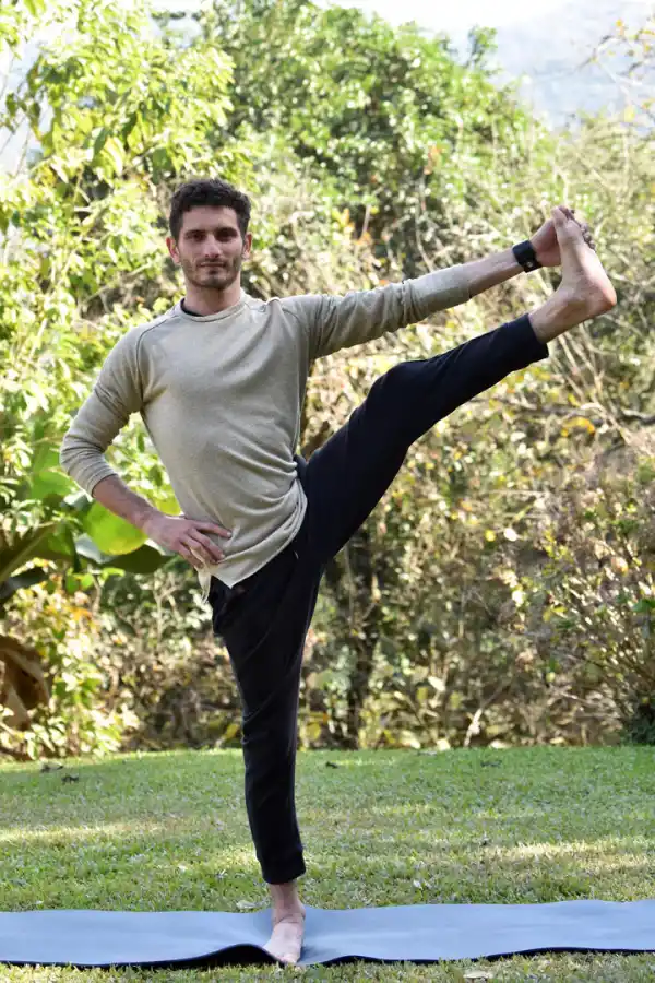 UTTHITA HASTA PADANGUSTHASANA. Postura de equilibrio que permite sentir la gravedad y los movimientos originados en el centro del cuerpo.