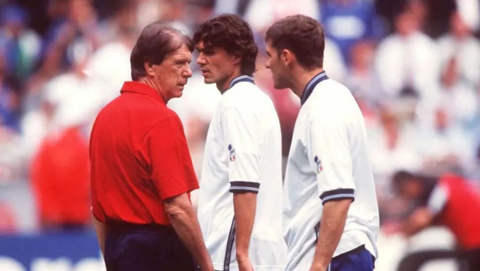 FAMILIA TRADICIONAL. Cesare Maldini dirigió a Paolo en Milan y en la Selección.
